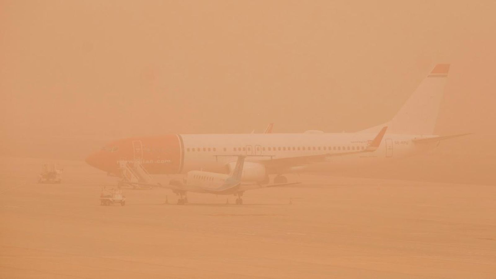 Dos avions aparcats en l'aeroport de Gran Canària. EFE
