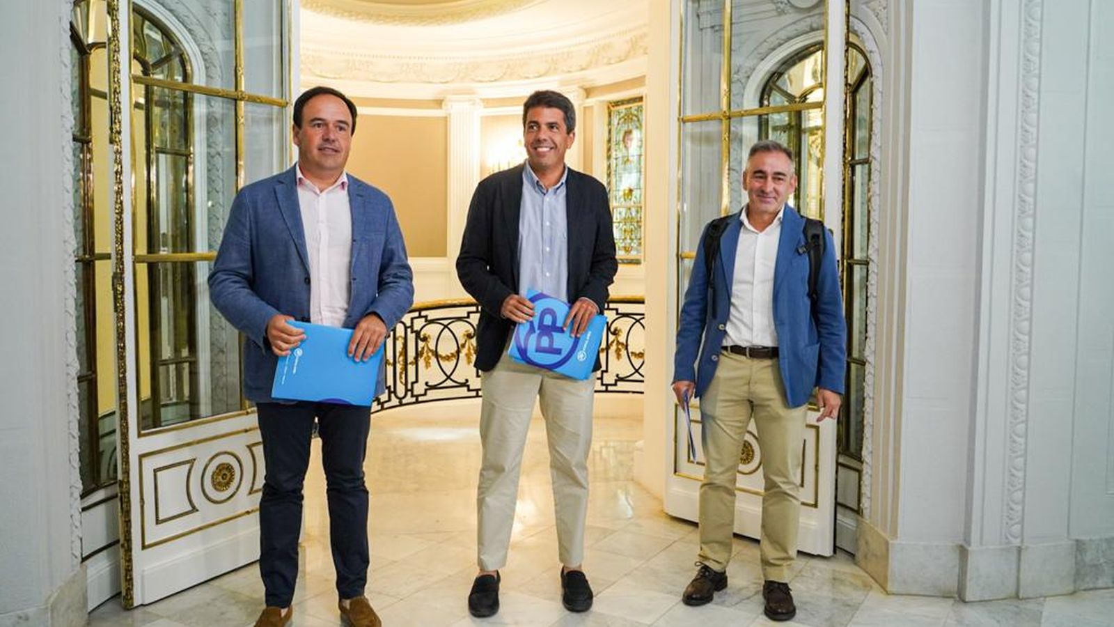 La delegació del PP per a negociar la investidura de Mazón, en el centre