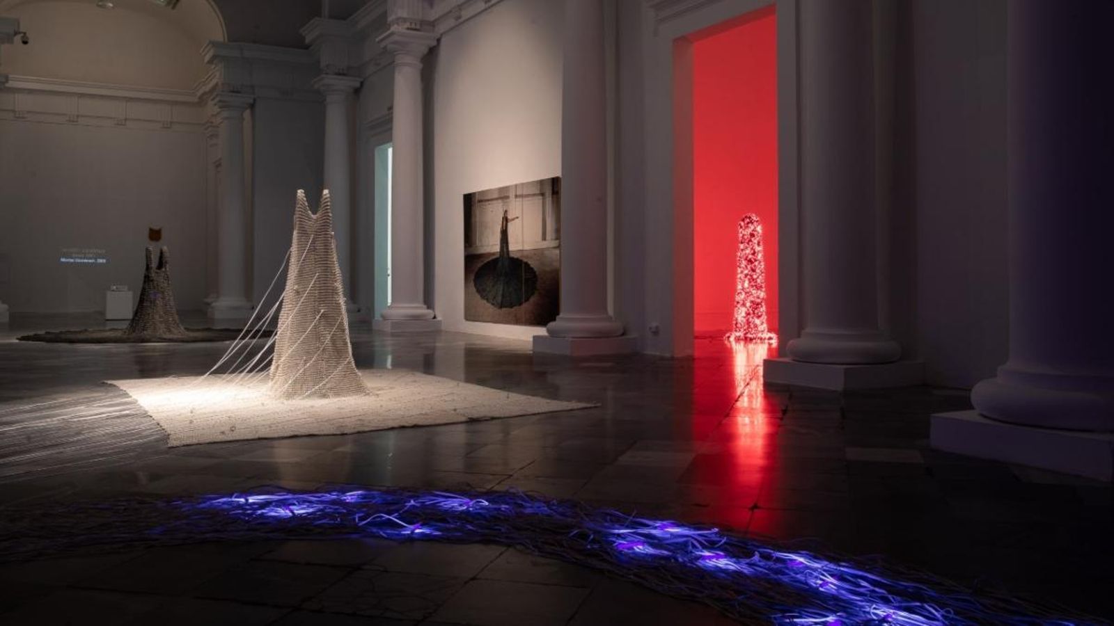 Vestits de 200 quilos teixits amb cable elèctric omplin de llum la sala Ferreres del Centre del Carme de València