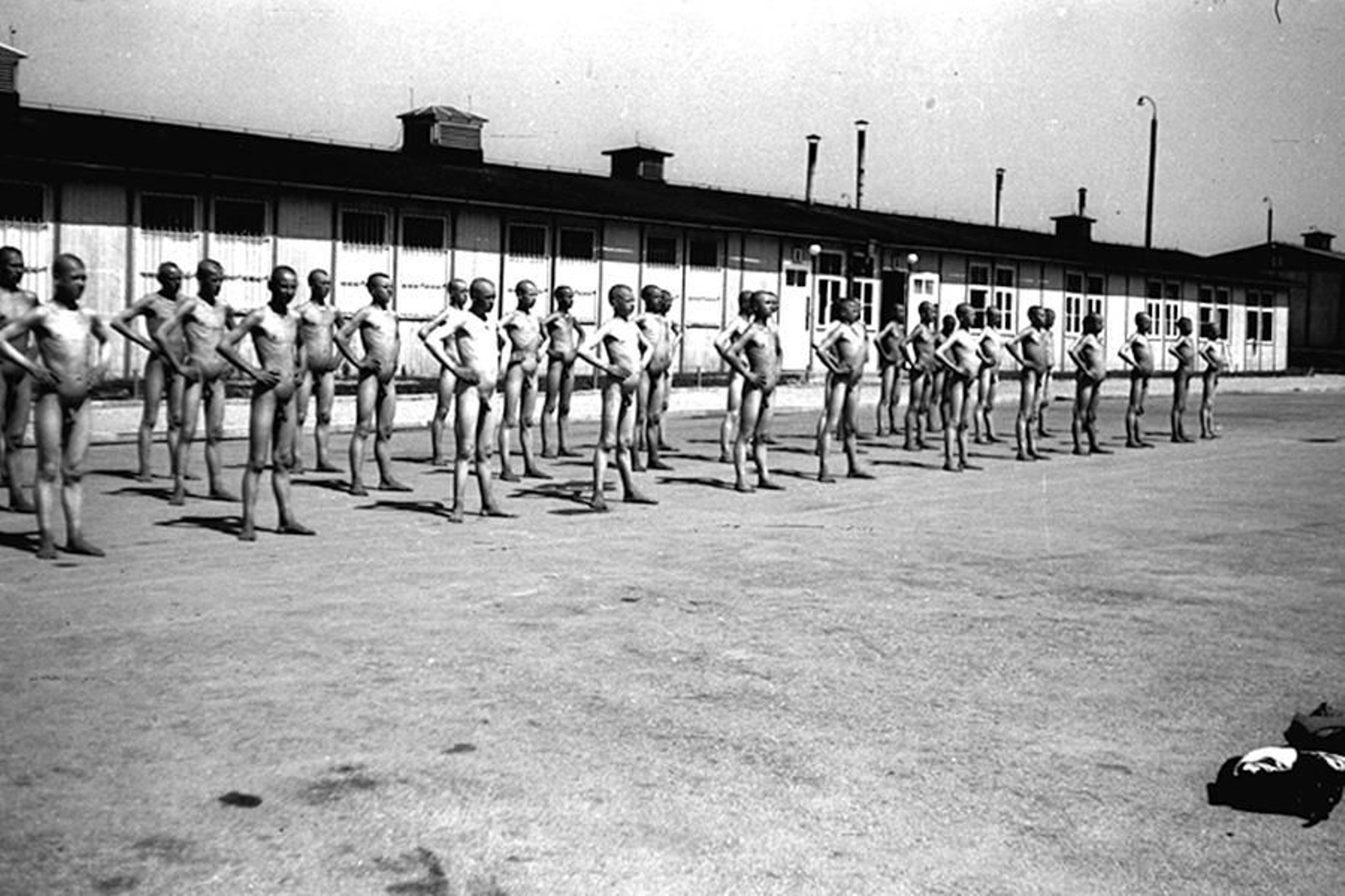 Joves nuets formant al camp de concentració de Mauthausen