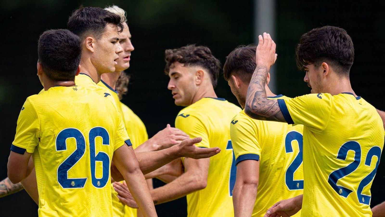 Els jugadors groguets celebren un dels gols