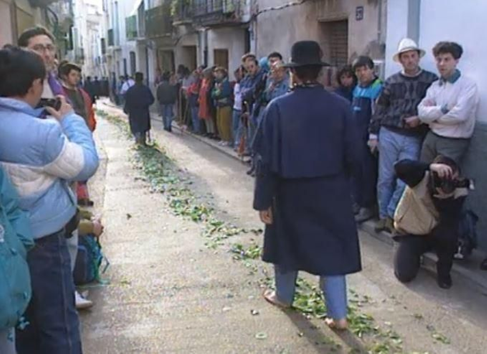 El públic espera el pas dels pelegrins
