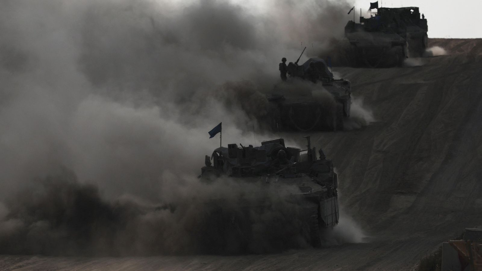 Una columna de tancs israelians en la frontera sud amb Gaza