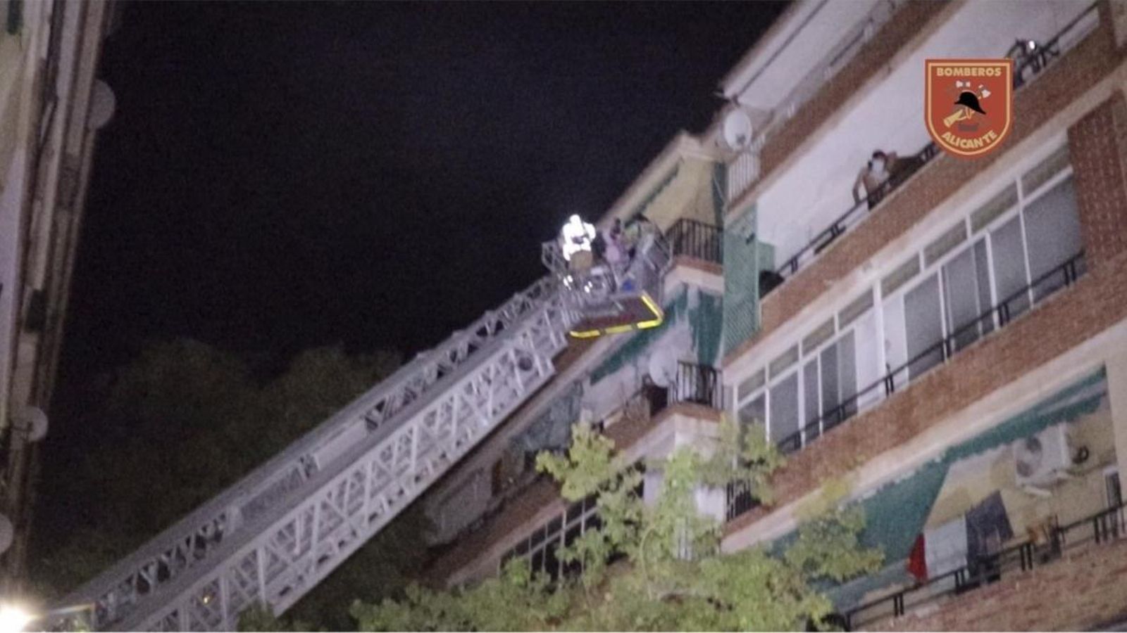 Els bombers d'Alacant rescaten huit persones d'un incendi en un habitatge