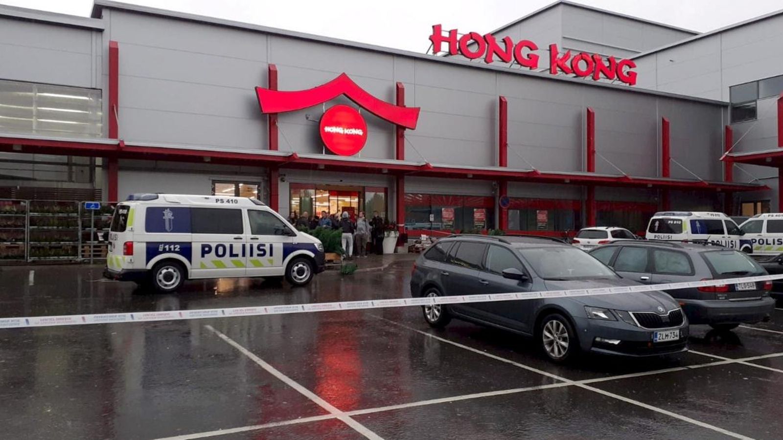 Una camioneta de la policia, enfront del centre comercial Herman, on es troba el Savo Vocational College, a Kuopio, Finlàndia