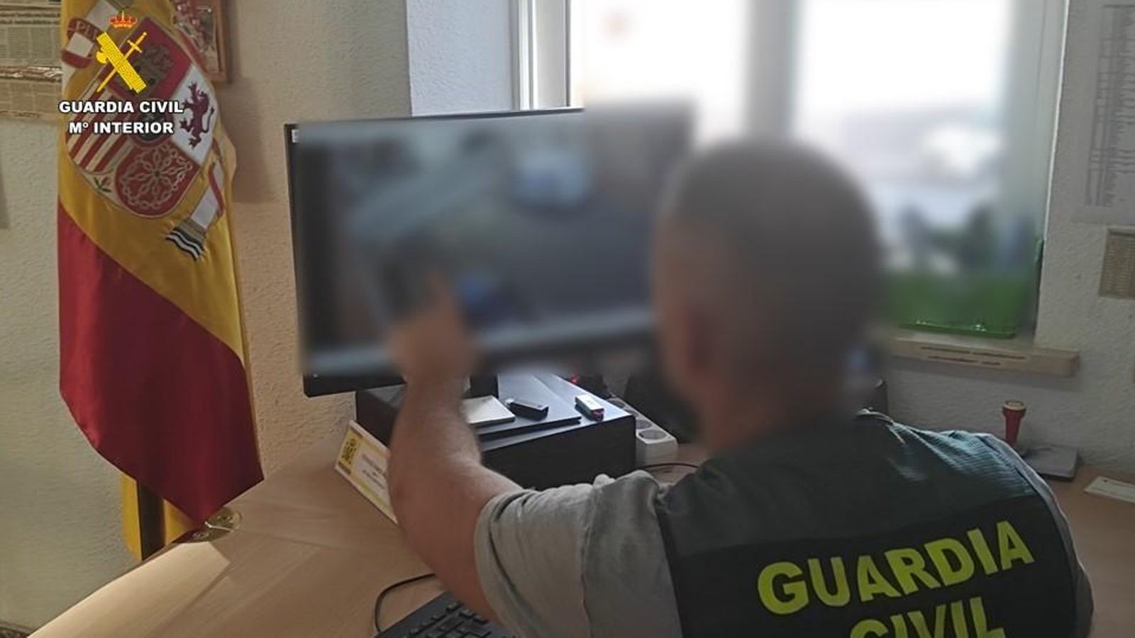 Un agent de la Guàrdia Civil investiga els fets