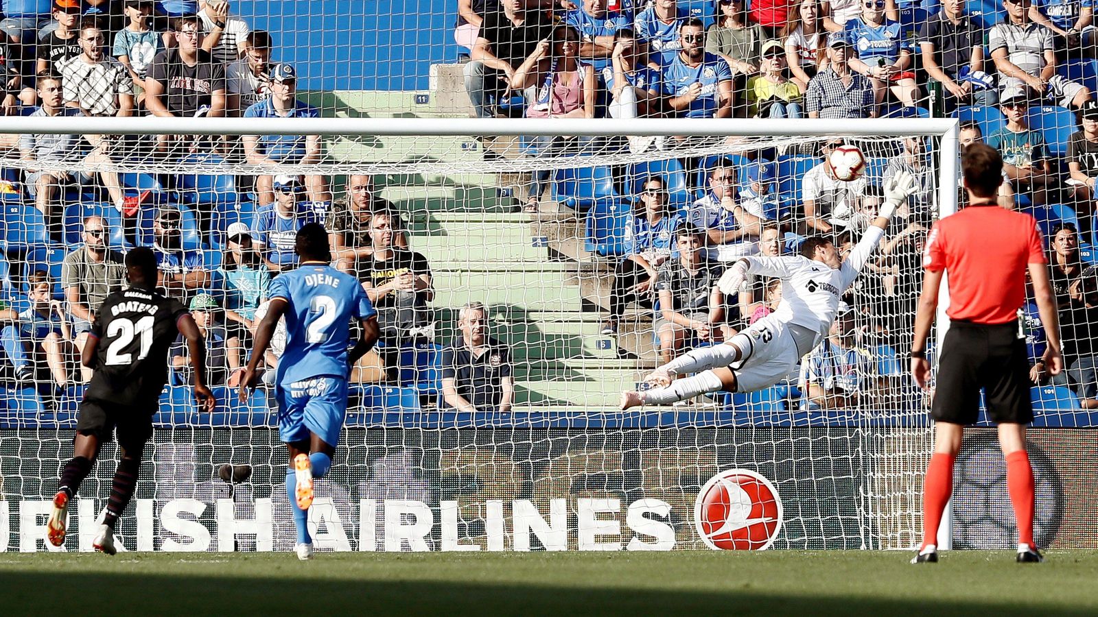 El porter del Getafe, David Soria, encaixa el gol del partit