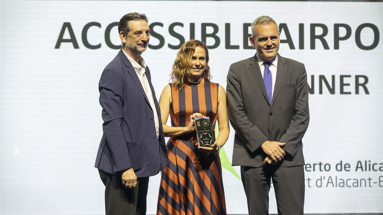 La directora de l'aeroport, Laura Navarro, recull el premi