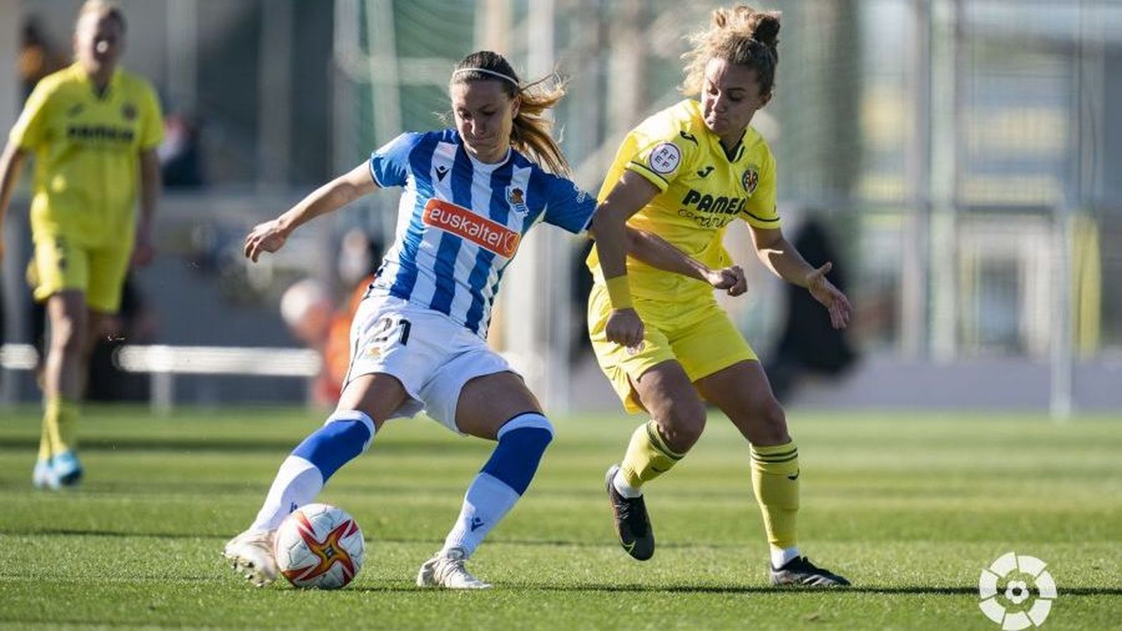 Lara Mata disputa una pilota amb una jugadora rival