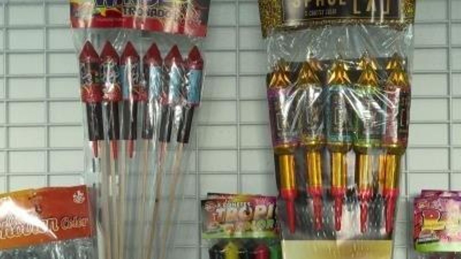 Una botiga de petardos, en arxiu