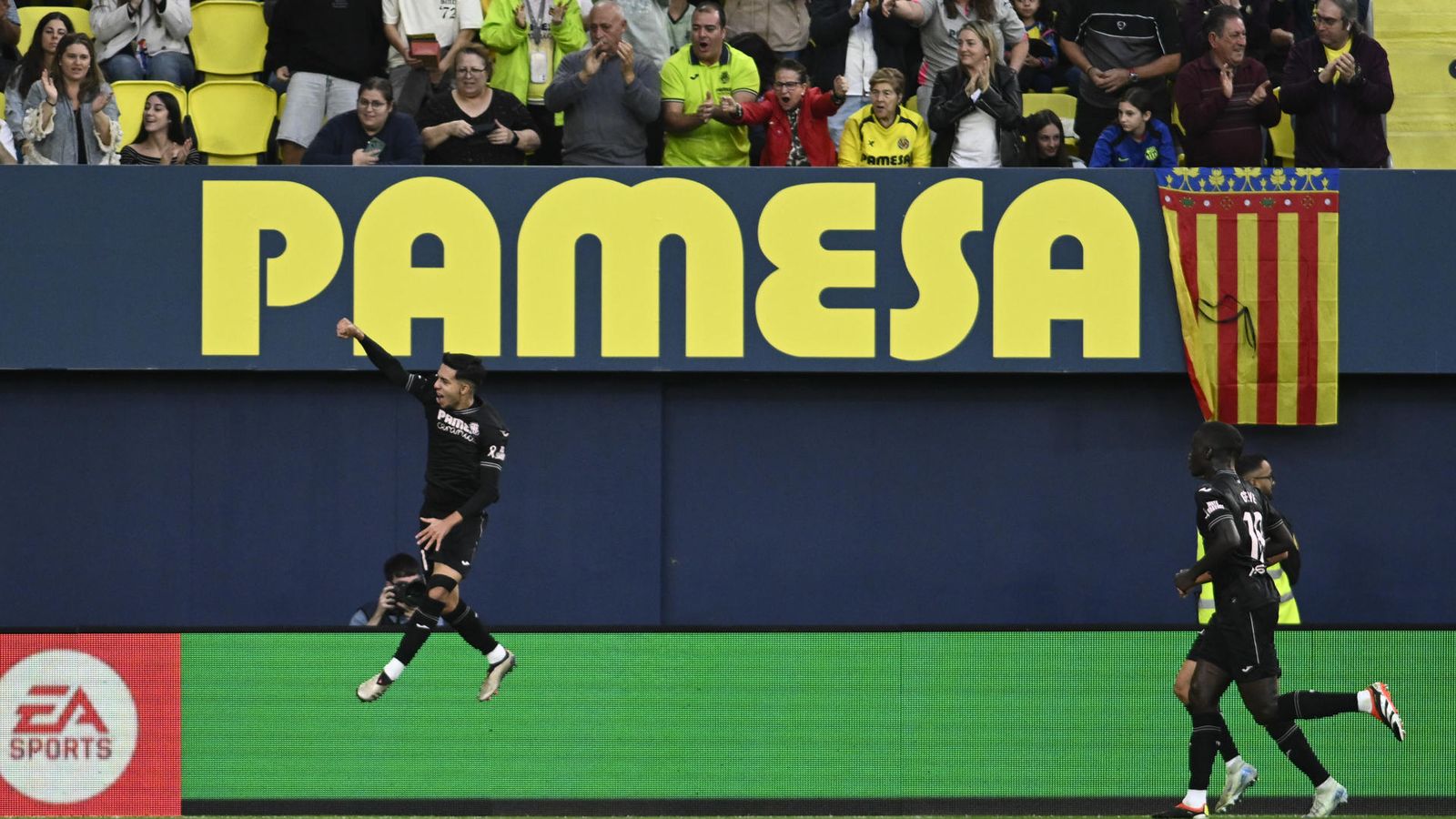 Ilias ha marcat el primer gol i després s'ha retirat lesionat: serà sotmés a una ressonància per a determinar la lesió al genoll