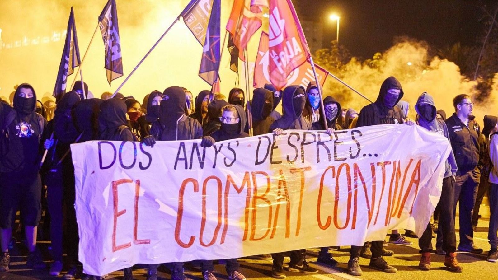 Imatge de la concentració independentista a les portes de la caserna de la Guàrdia Civil de Girona