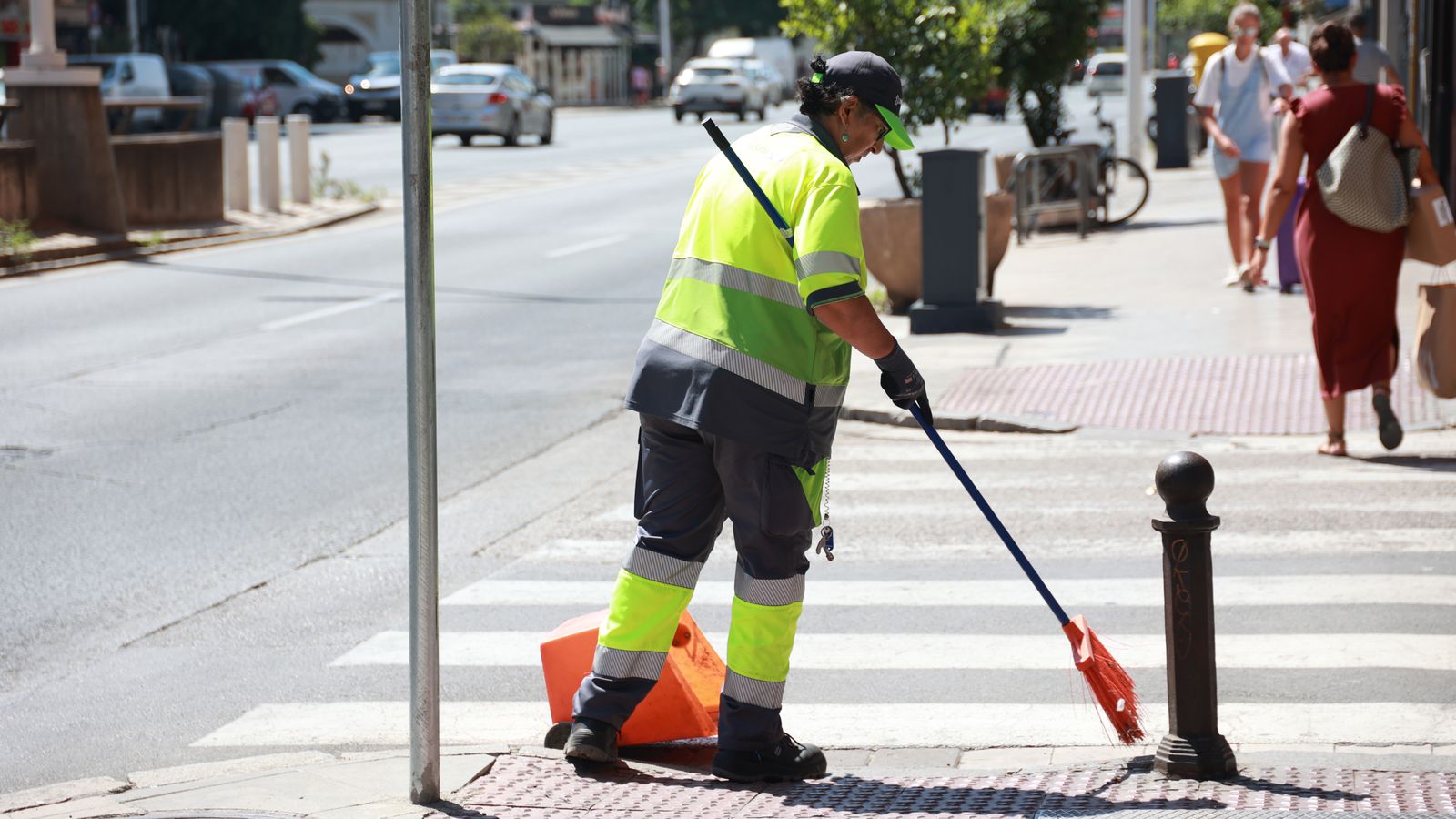 Una operària d'una empresa municipal de neteja treballant en un carrer