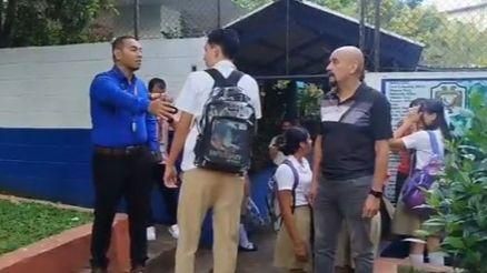 Vigilants controlen l'aspecte dels estudiants que accedixen als centres educatius d'El Salvador
