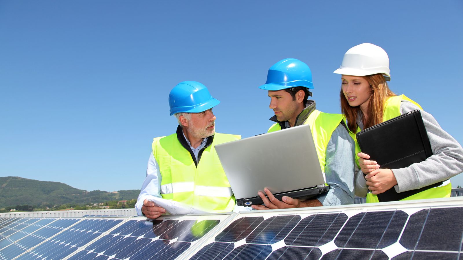 Joves aprenen a treballar amb energia fotovoltaica
