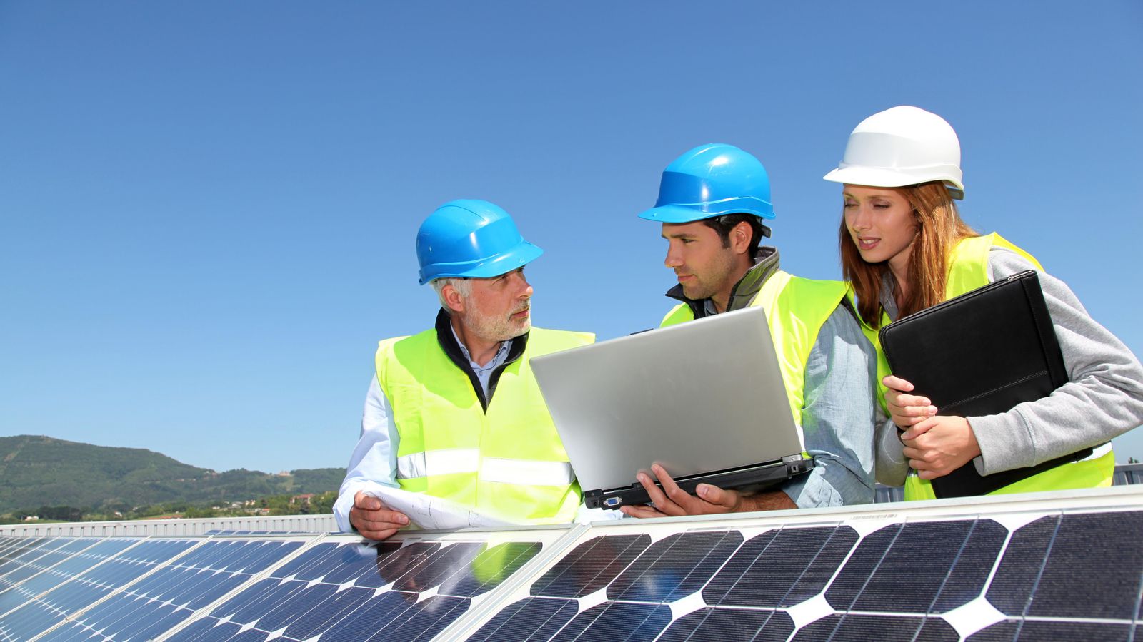 Joves aprenen a treballar amb energia fotovoltaica