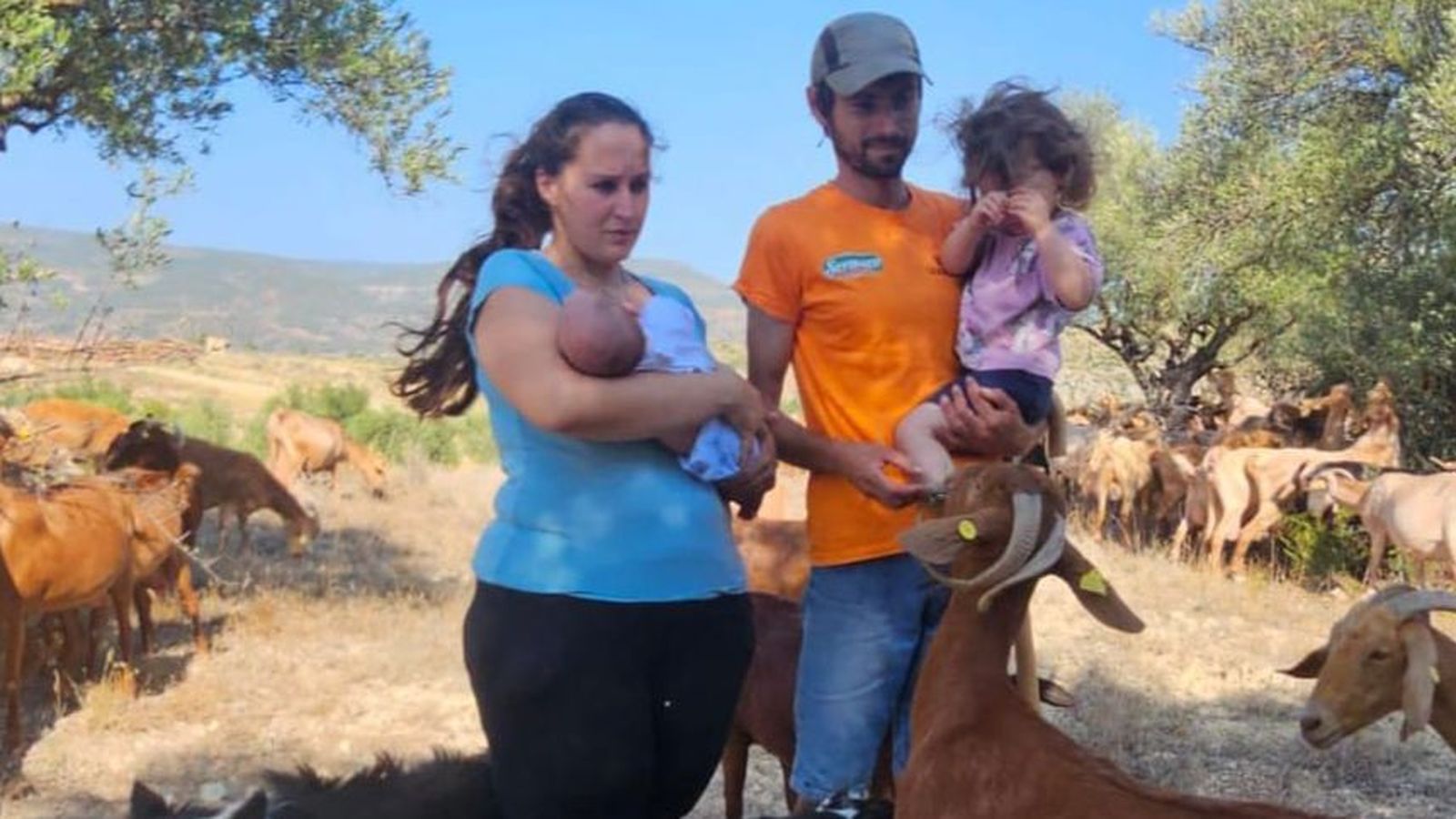 Estefanía i Joan amb els dos fills, en l'explotació ramadera que regenten