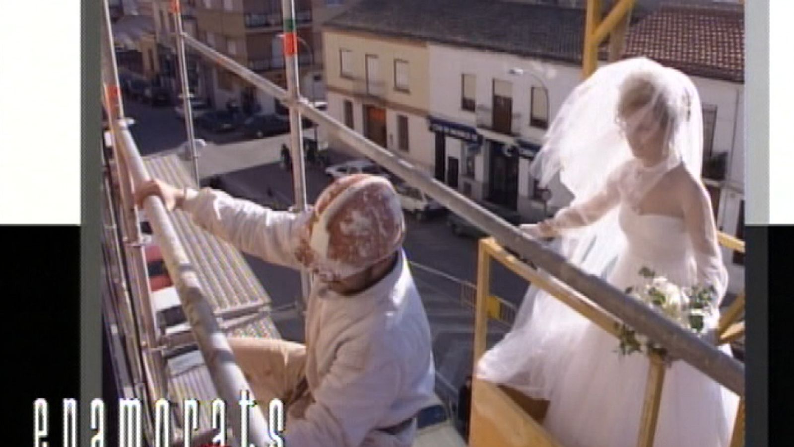 Reviurem una de les més sorprenents declaracions d’amor vistes mai: una jove vestida de nóvia i pujada a una grua d’obra, va declarar el seu amor a la seua parella mentre ell treballava en un edifici en construcció