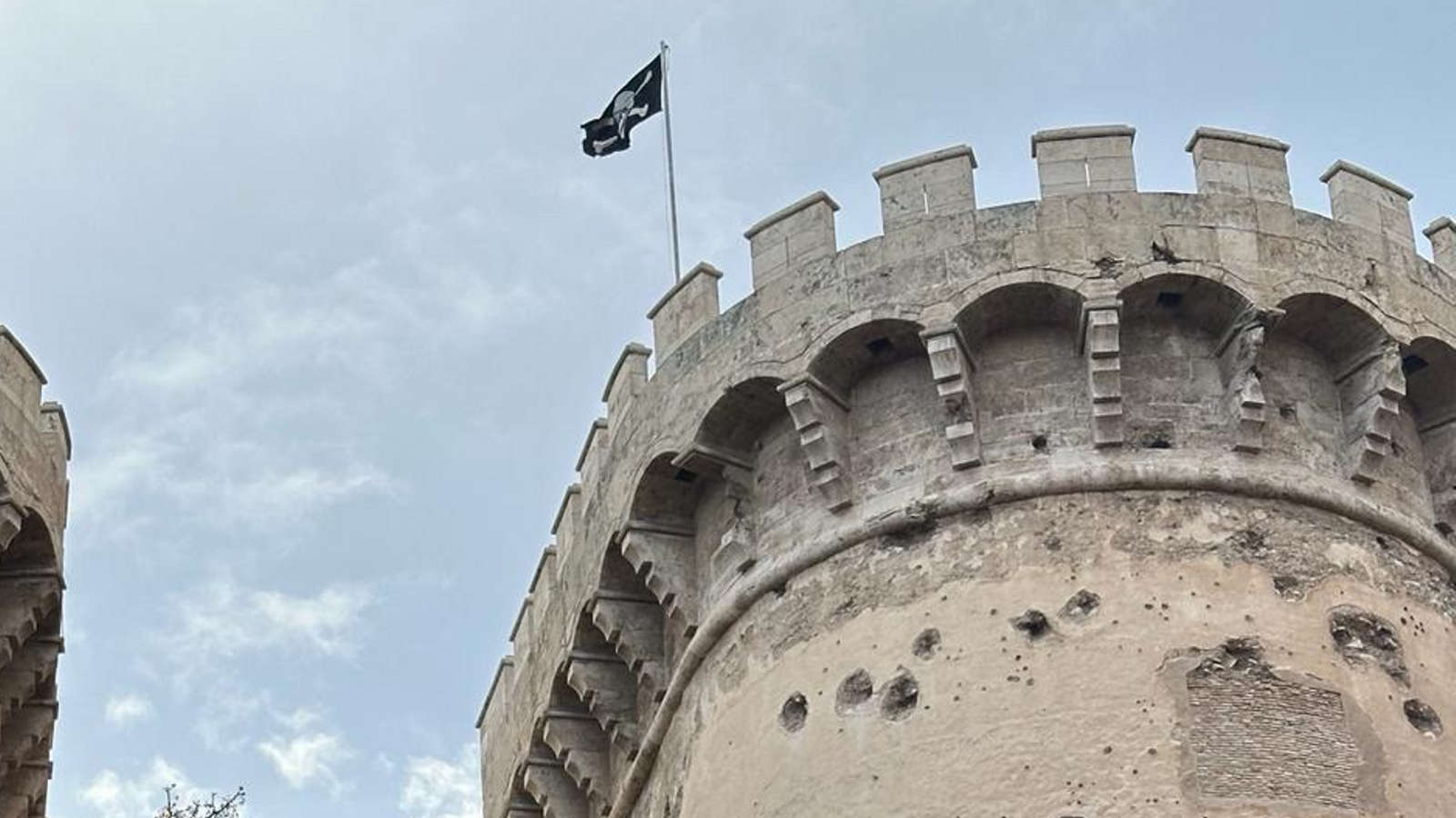 La bandera pirata aquest matí a les Torres de Quart