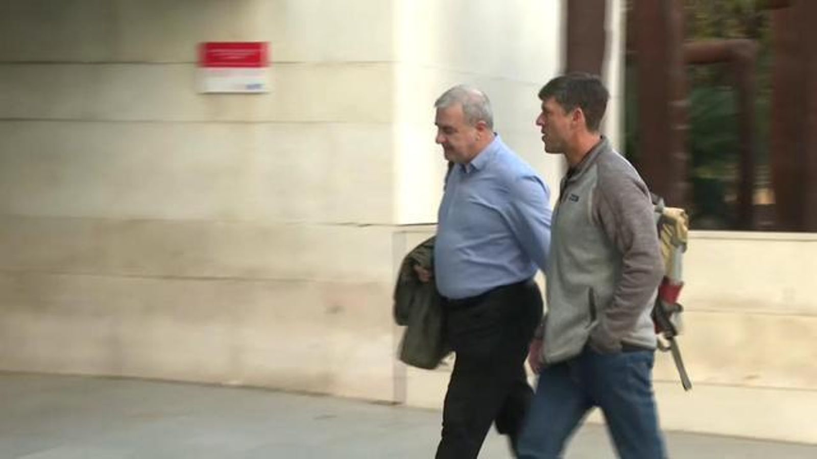 El cap de bombers, Enrique Chisbert (dreta) arriba a la ciutat de la justícia / À Punt NTC