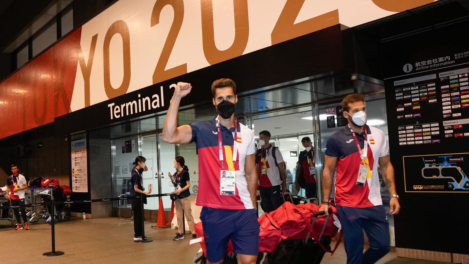 La delegació espanyola, a l'arribada a Tòquio