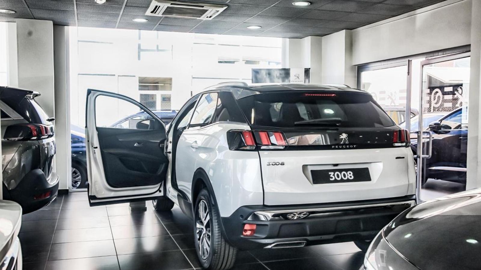 Imatge d'arxiu d'un cotxe en un concessionari