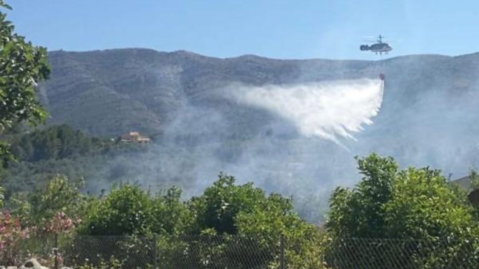 Moment de l'incendi de Parcent que ha començat cap a la una i mitja de la vesprada