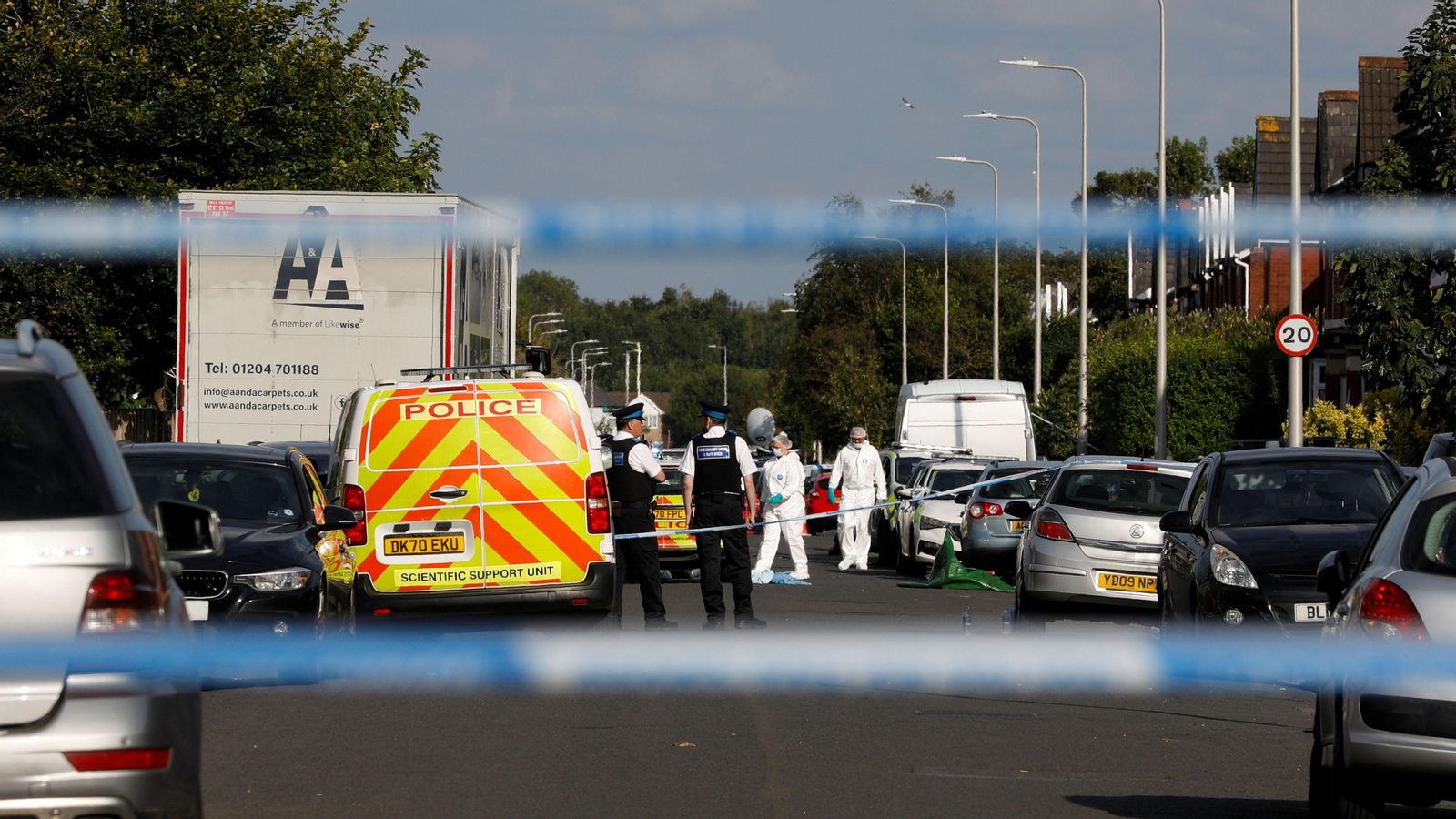 La policia britànica treballa en el lloc dels fets