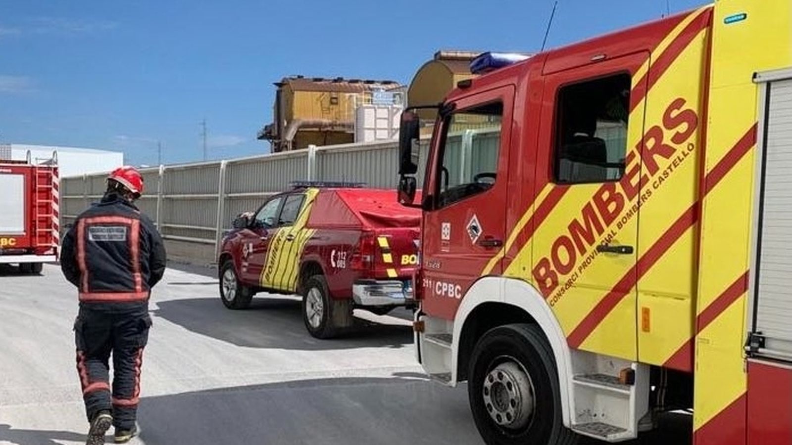 Bombers dels parcs de la Plana Baixa i Espadà-Millars aquest divendres en el lloc de l'accident
