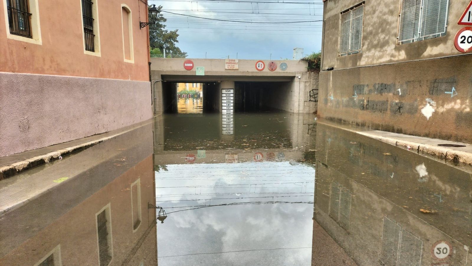 Un dels passos inferiors per baix de les vies del tren a Carcaixent tallat al trànsit aquest dijous