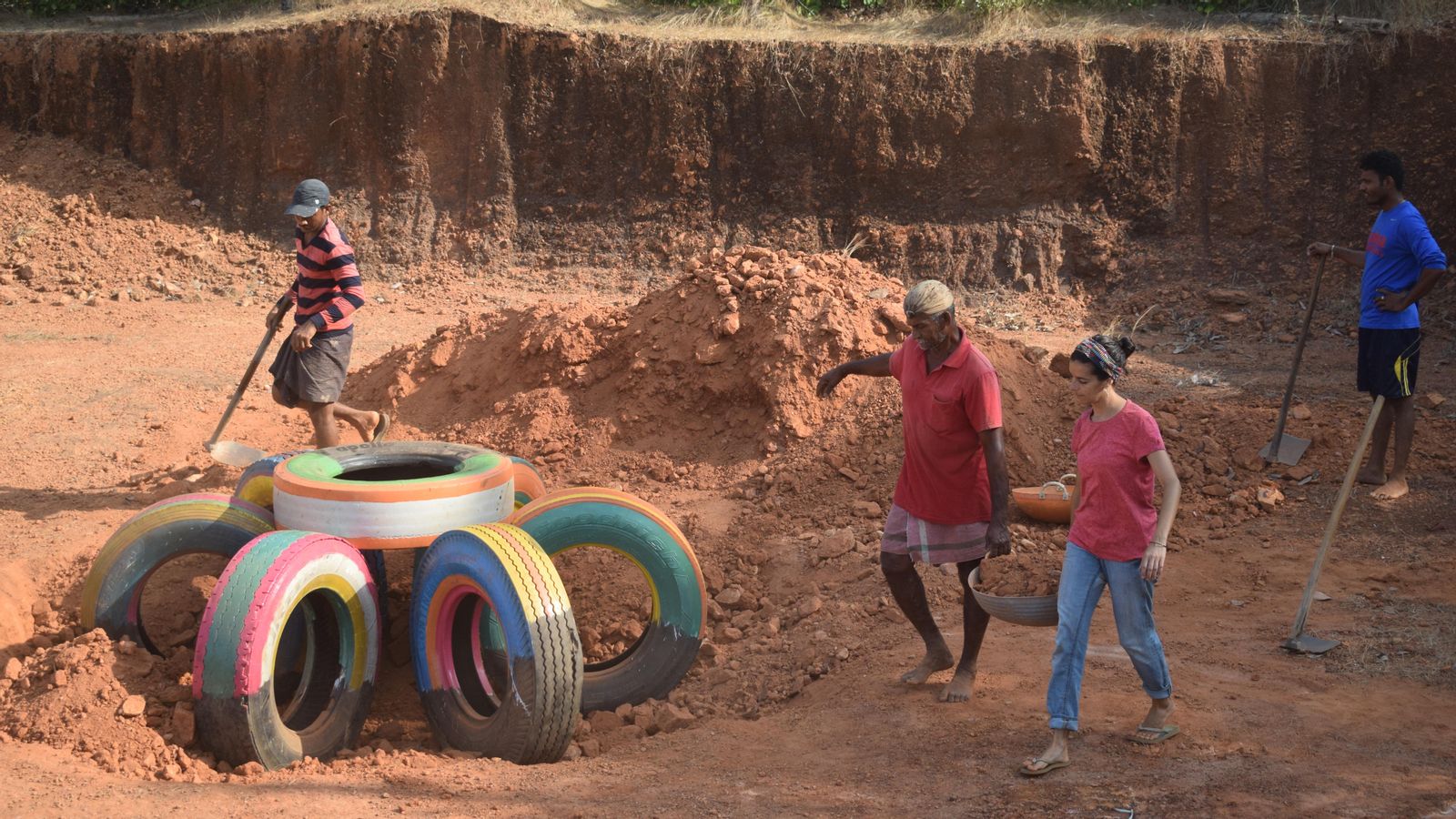 L'estudiant valenciana fent tasques de construcció del parc infantil a l'Índia