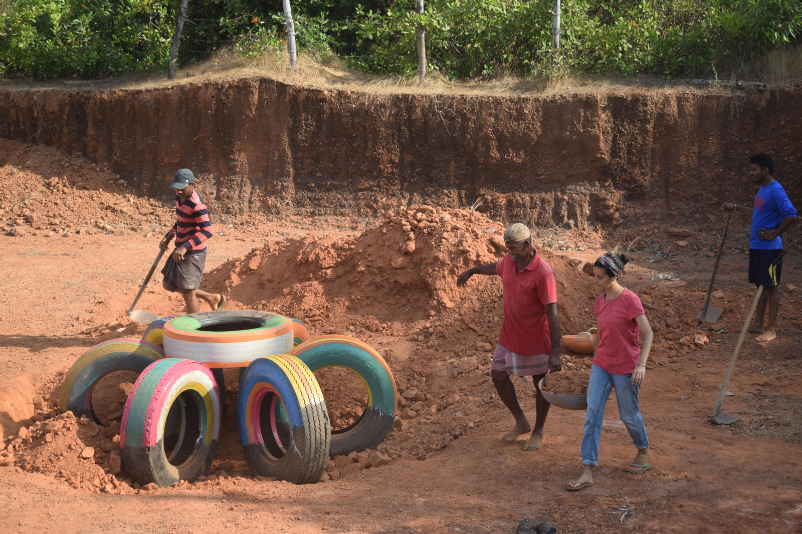 L'estudiant valenciana fent tasques de construcció del parc infantil a l'Índia