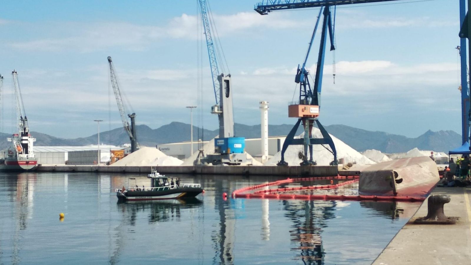 Imatge del buc mercant bolcat al port de Castelló