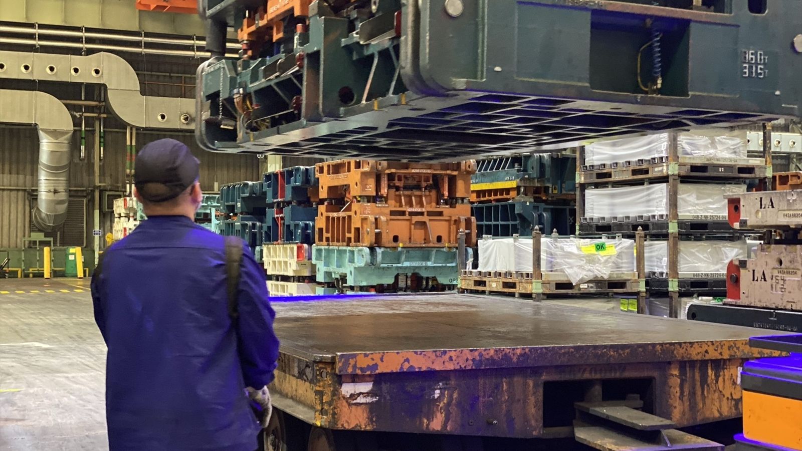 Un treballador a la factoria de Ford Almussafes (arxiu)