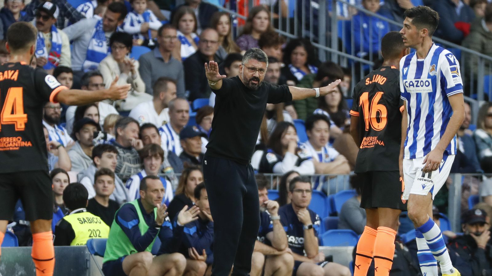 Gattuso dona indicacions des de la banda d'Anoeta