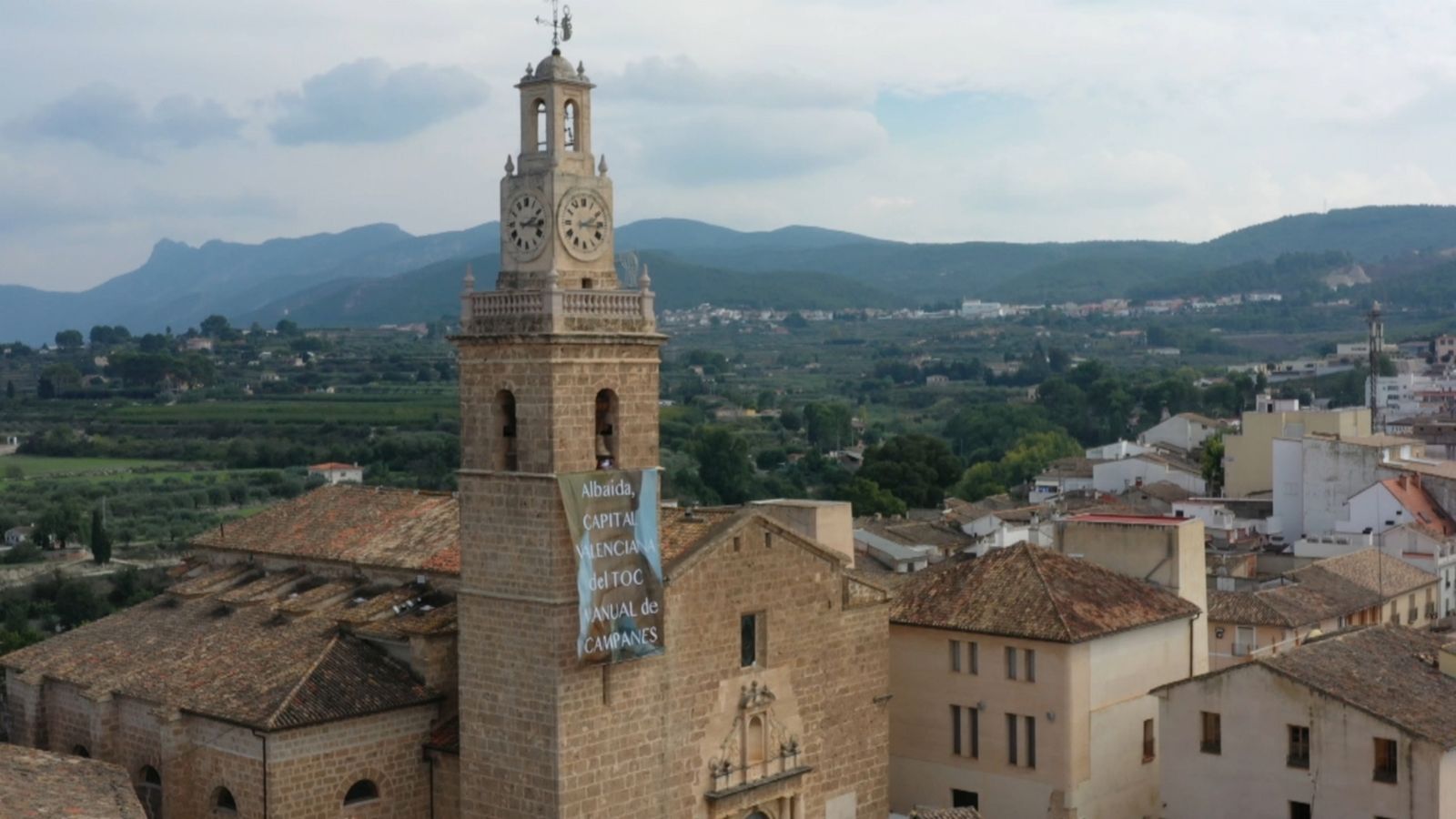 L'Ajuntament d'Albaida desplega una pancarta amb el nou reconeixement del poble