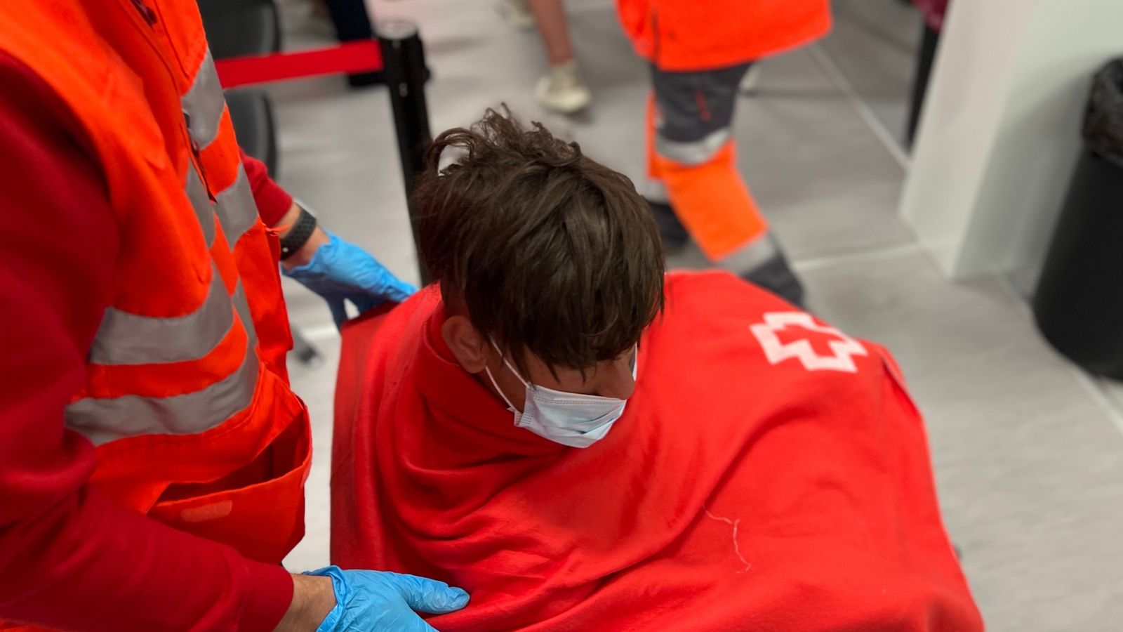 La creu roja atén un dels migrants