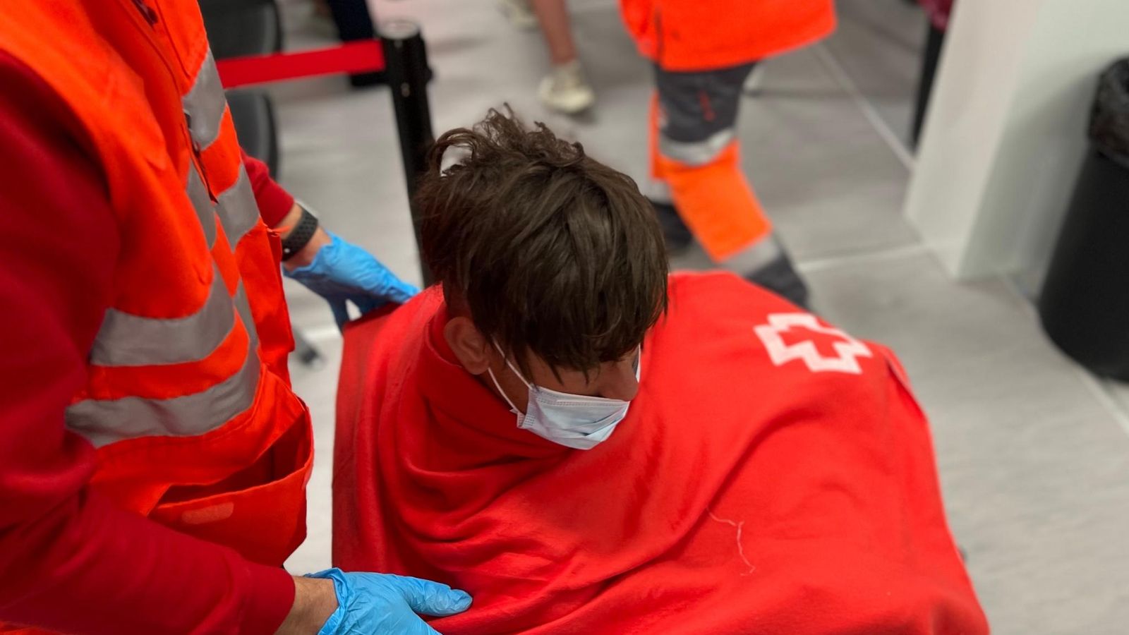 La creu roja atén un dels migrants