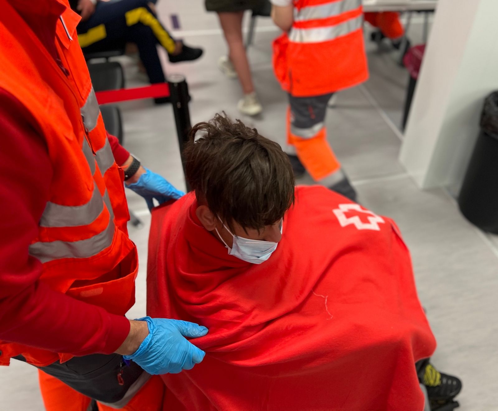 La creu roja atén un dels migrants