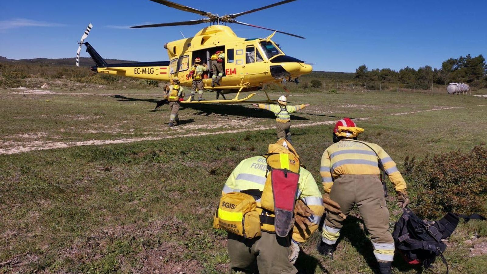 Efectius dels bombers forestal de la Generalitat treballant en l'extinció d'un incendi
