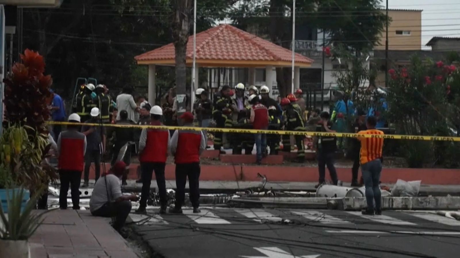 L'avioneta, totalment destrossada en el carrer i envoltada pel dispositiu de seguretat