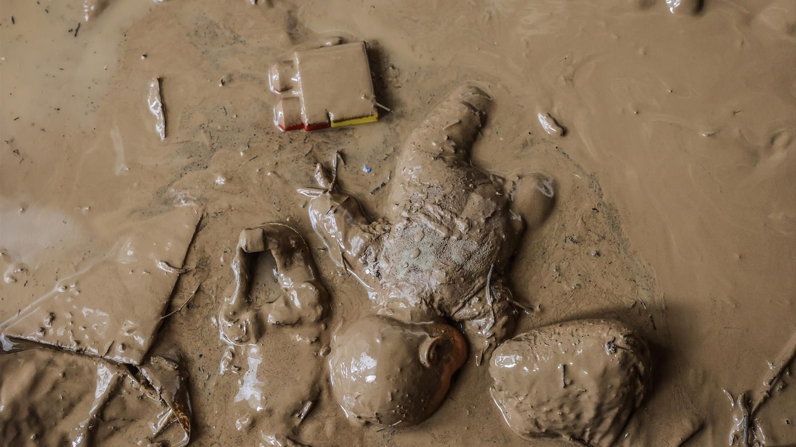 Restes d’una nina, joguets i una sabata a Paiporta