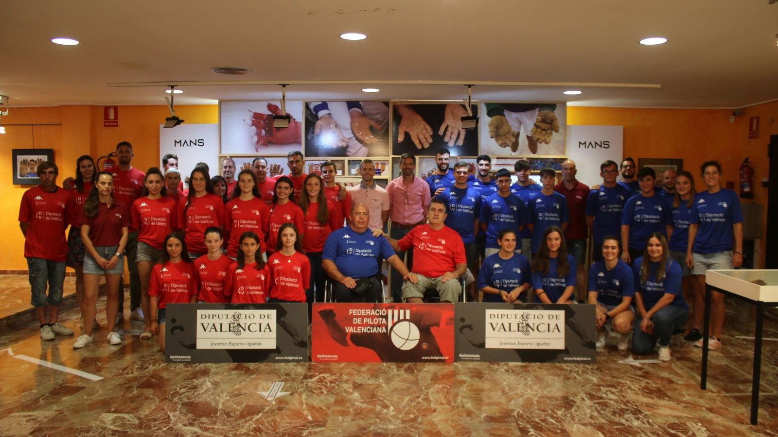 Els equips finalistes al Museu de la Pilota del Genovés.