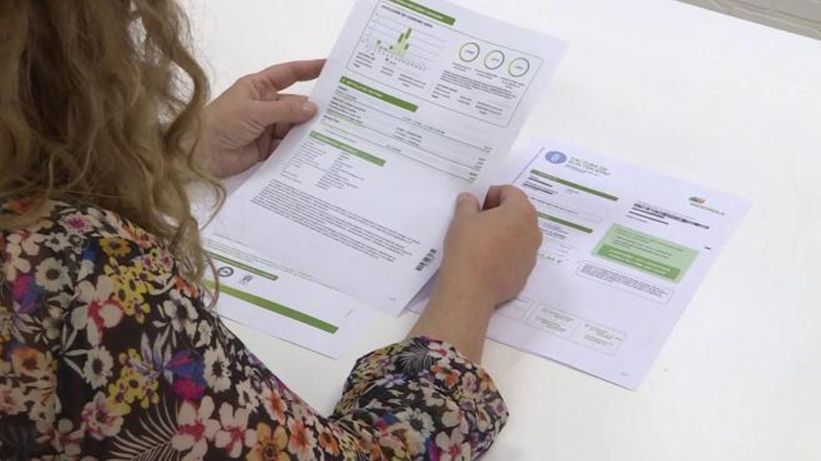 Una dona revisa la factura de la llum