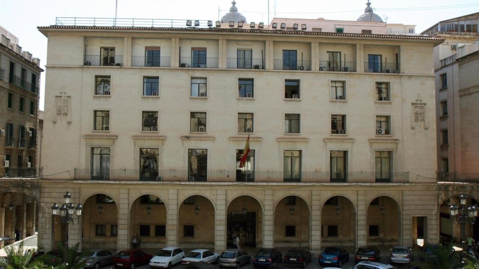 Jutgen un empresari per contractar 11 operaris sense donar-los d\'alta