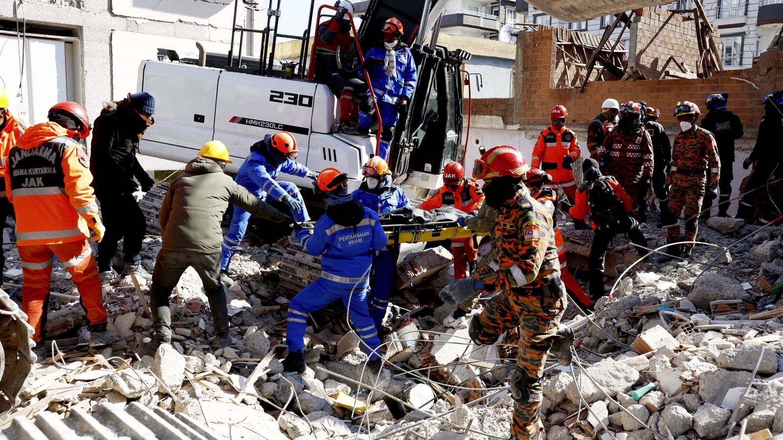 Sis dies després dels sismes continuen les labors de rescat