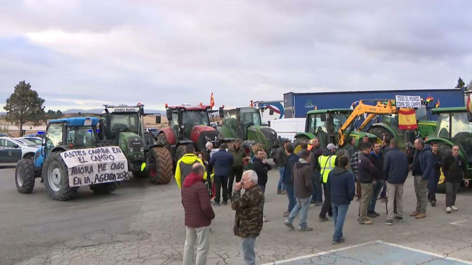 Grup de llauradors que s'ha concentrat a Villena, des d'on ha partit la tractorada per a evidenciar, una vegada més, el malestar del sector agrari