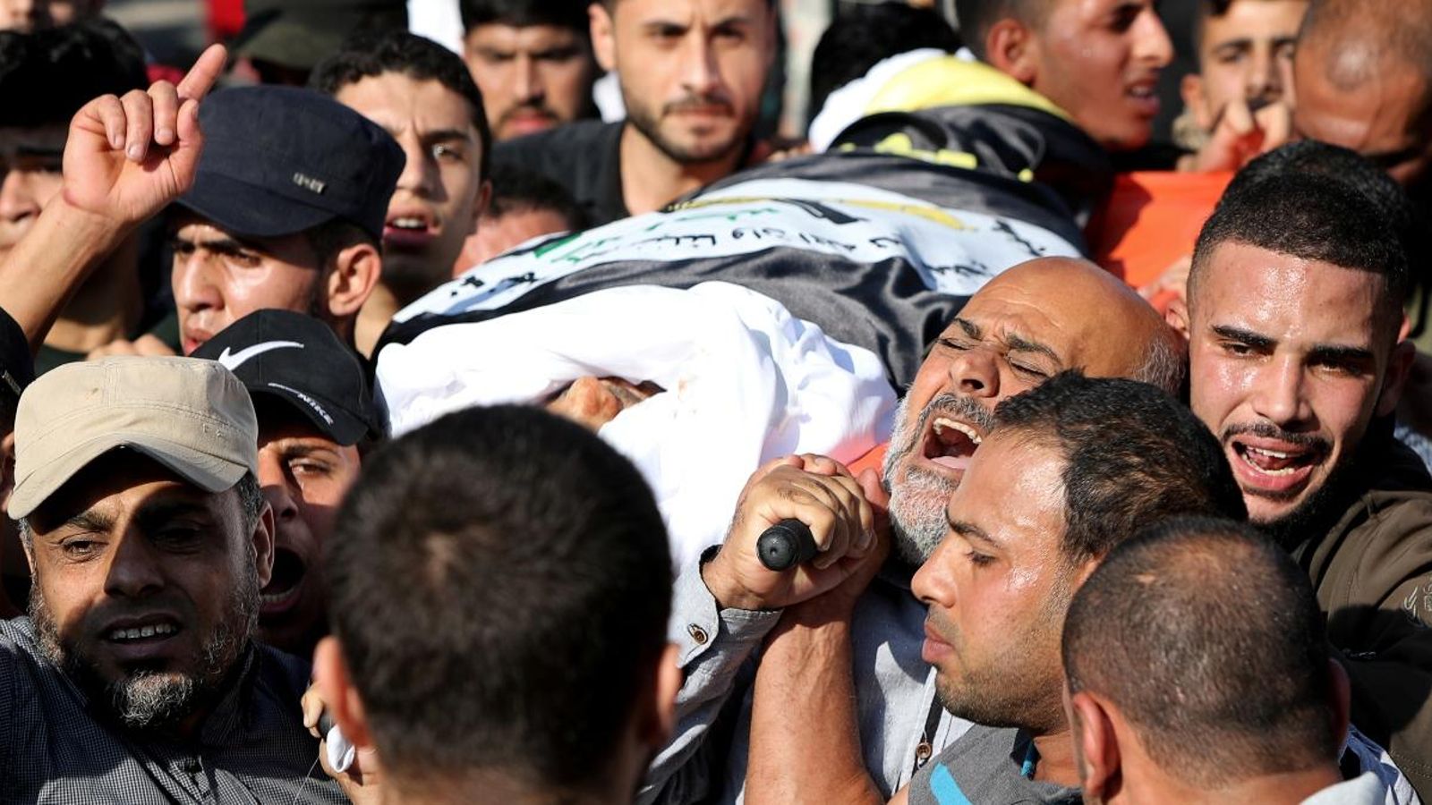 Companys porten el cos del comandant Baha al-Ata durant el seu funeral a Gaza