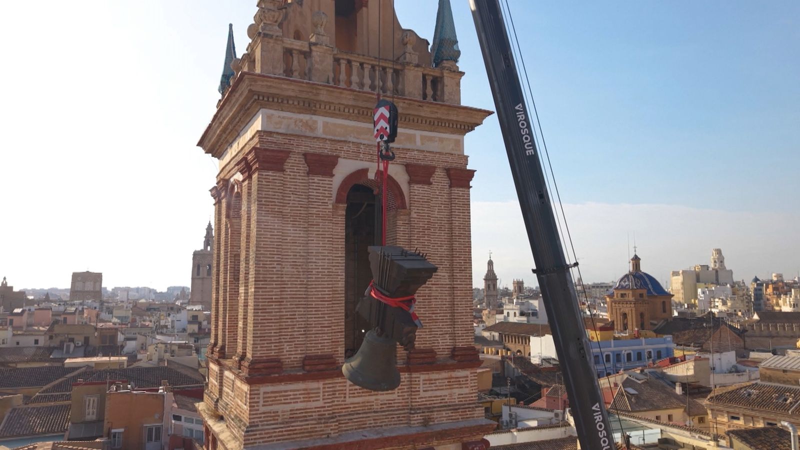 Muntatge de la nova campana de Sant Nicolau