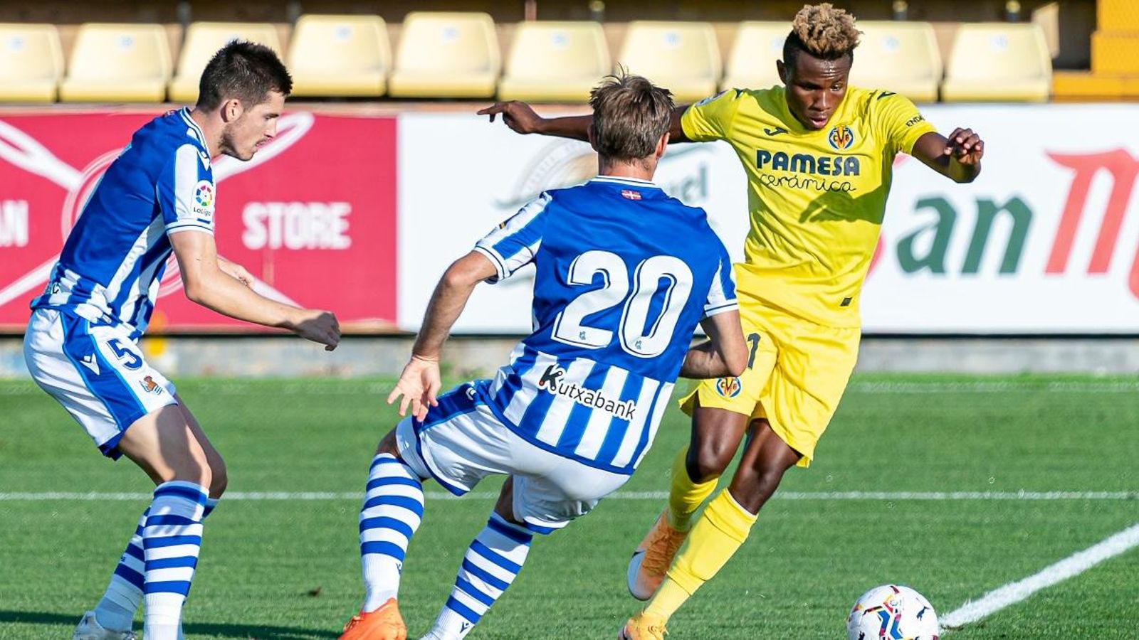 Moment del xoc entre el Villarreal i la Reial Societat al Mini Estadi